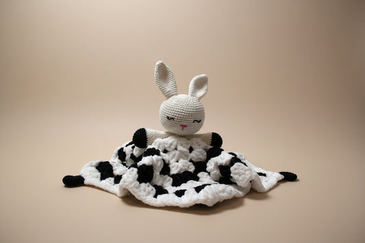 Handmade crochet bunny lovey from the comforter compagnon collection of the baseline handicraft, crafted in France with love.