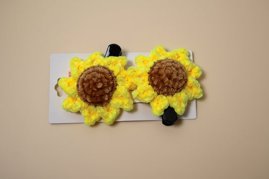 Handmade crochet sunflower hair clip from the wearable collection of the baseline handicraft, crafted in France with love.