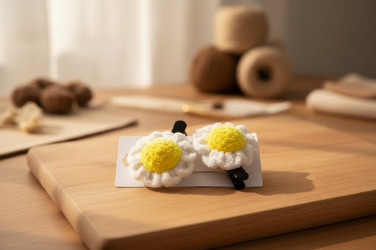 Handmade crochet daisy hair clip from the wearable collection of the baseline handicraft, crafted in France with love. 