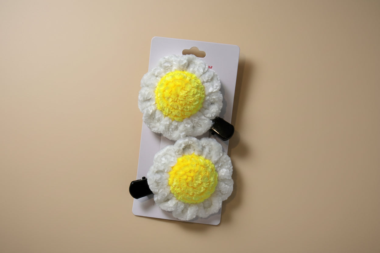Handmade crochet daisy hair clip from the wearable collection of the baseline handicraft, crafted in France with love. 