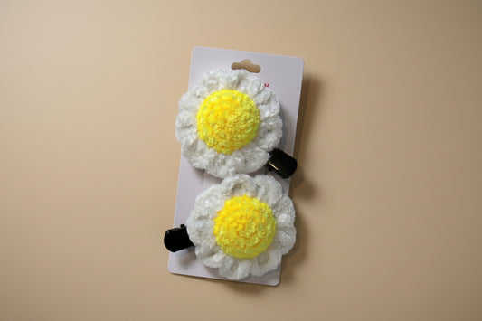 Handmade crochet daisy hair clip from the wearable collection of the baseline handicraft, crafted in France with love. 