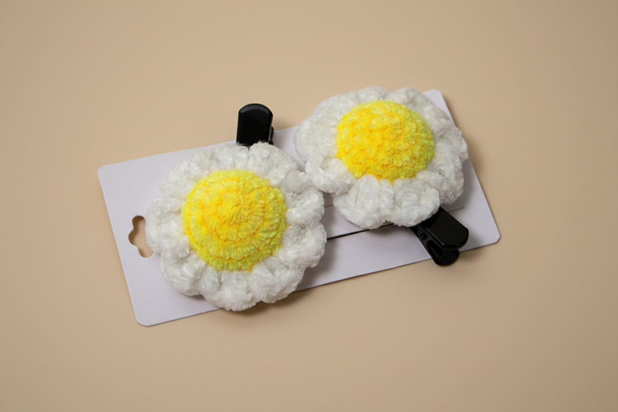 Handmade crochet daisy hair clip from the wearable collection of the baseline handicraft, crafted in France with love. 