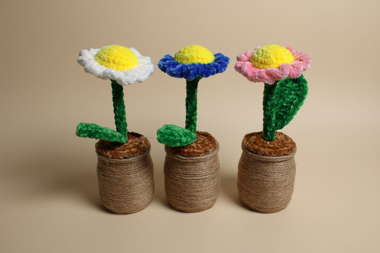 Handmade crochet daisy from the crocheted flower collection, crafted in France.