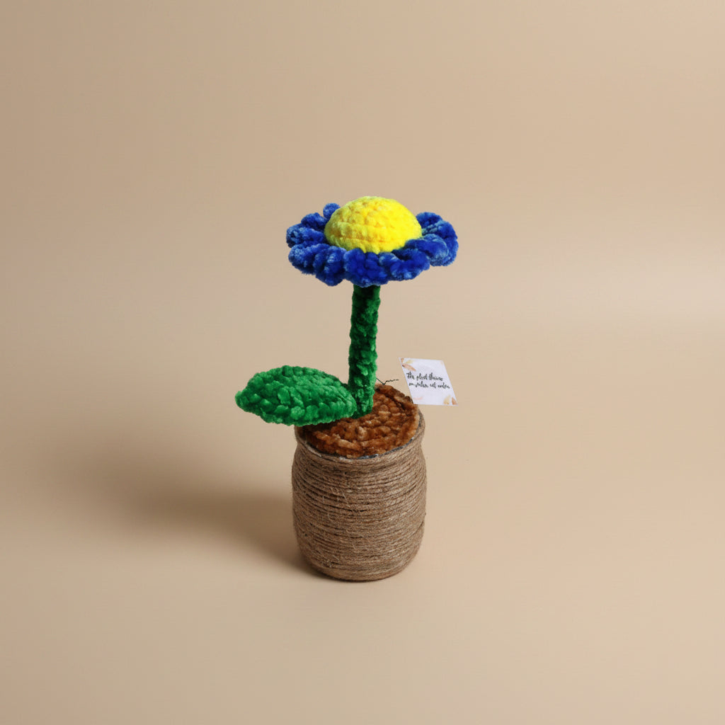 Handmade crochet daisy from the crocheted flower collection, crafted in France.