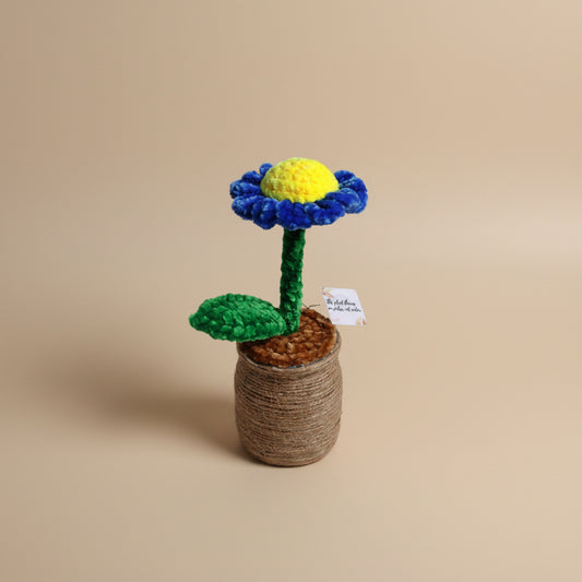 Handmade crochet daisy from the crocheted flower collection, crafted in France.