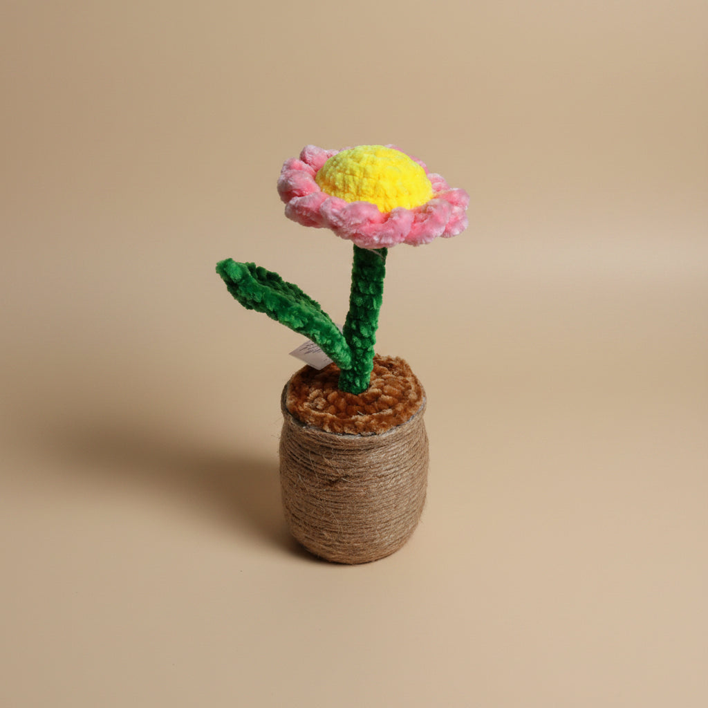 Handmade crochet daisy from the crocheted flower collection, crafted in France.