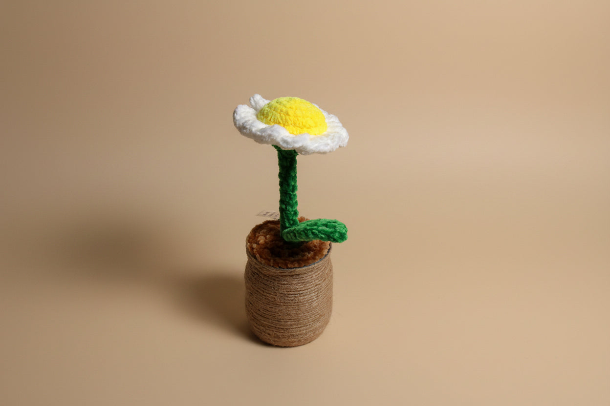 Handmade crochet daisy from the crocheted flower collection, crafted in France.