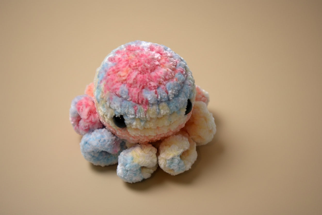Handmade crochet mini octopus desk charm from the amigurumi marine life collection of the baseline handicraft, crafted in France with love. 